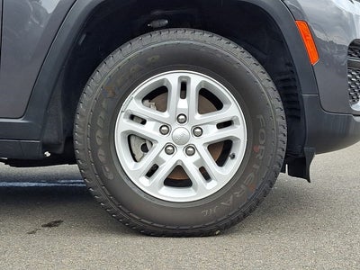 2023 Jeep Grand Cherokee Laredo 4x4